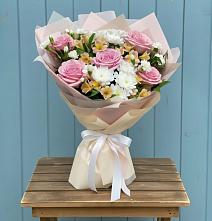 Букет французская меренга в Знаменке Тамбовской области Букет цветов из:  Гвоздики, Орхидеи и Розы в Знаменке Тамбовской области