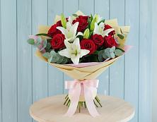 Букет Элегантная гармония в Знаменке Тамбовской области Букет цветов из:  Лилии и Розы в Знаменке Тамбовской области