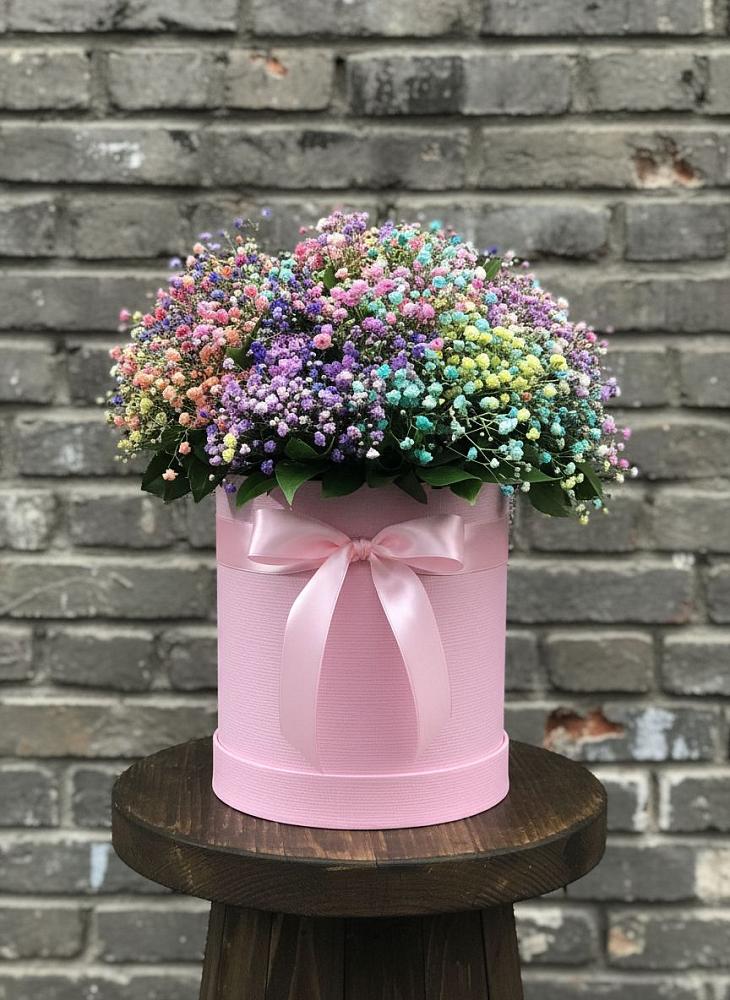 Цветочная композиция из Гипсофила и Розы в шляпной коробке в Знаменке Тамбовской области