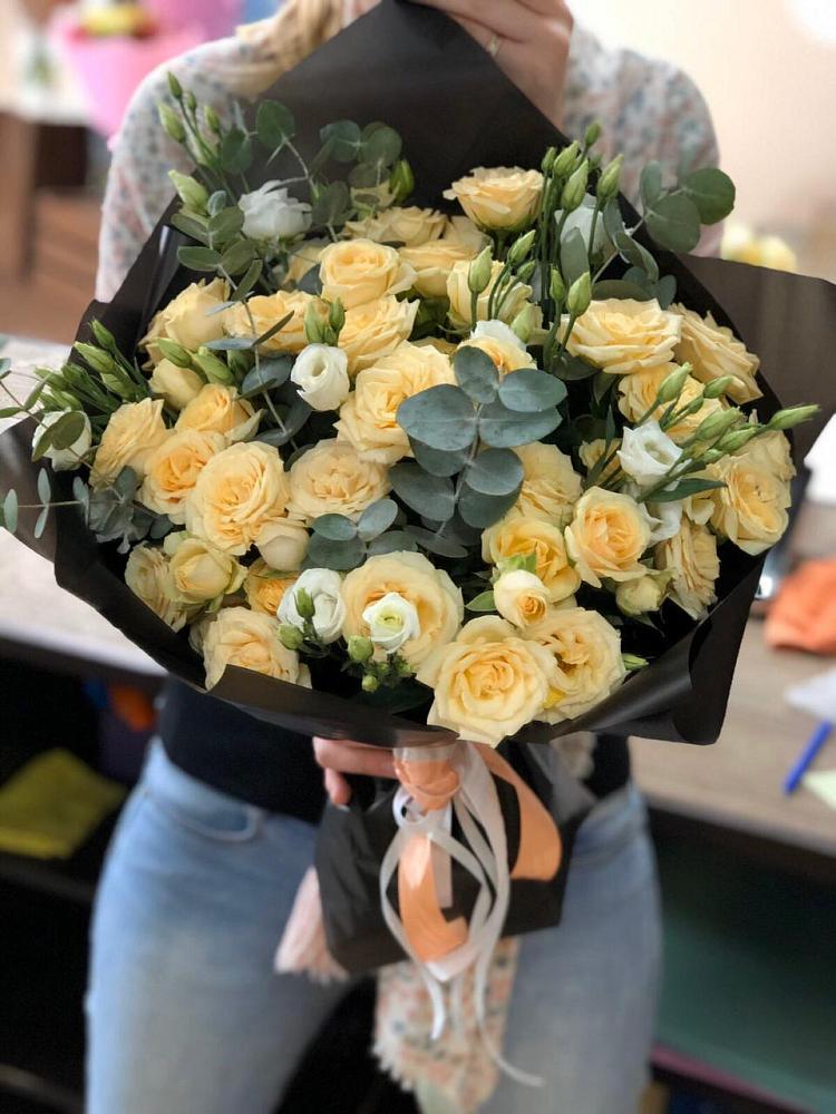 Букет цветов из: Розы и Лизиантусы в Знаменке Тамбовской области