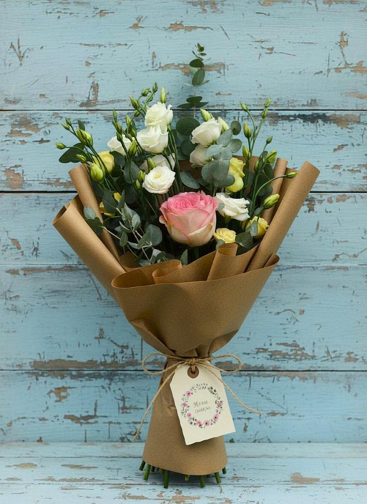 Букет нежный привет в Знаменке Тамбовской области Букет цветов из: Розы и Лизиантусы в Знаменке Тамбовской области