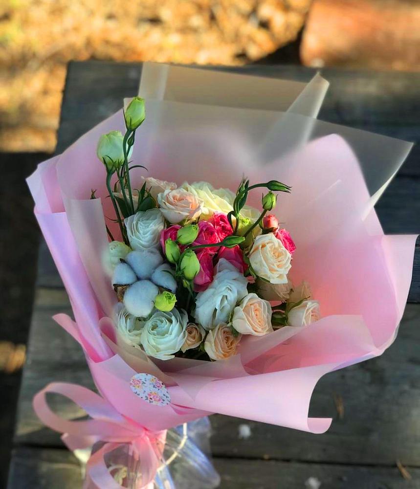 Букет цветочный коктейль в Знаменке Тамбовской области Букет цветов из: Розы и Лизиантусы в Знаменке Тамбовской области