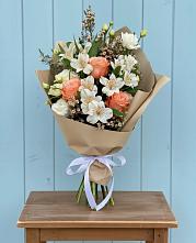 Букет яркий комплимент в Знаменке Тамбовской области Букет цветов из:  Альстромерии, Лизиантусы, Розы и Хризантемы в Знаменке Тамбовской области