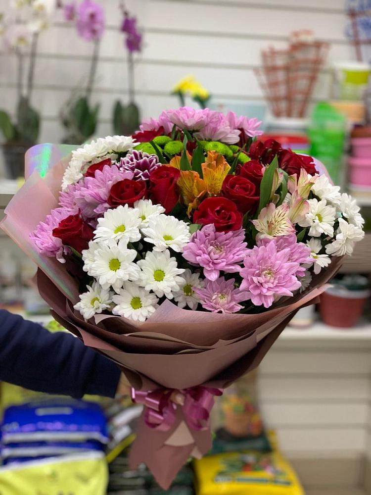 Букет салют цветов в Знаменке Тамбовской области Букет цветов из: Розы, Хризантемы и Альстромерии в Знаменке Тамбовской области