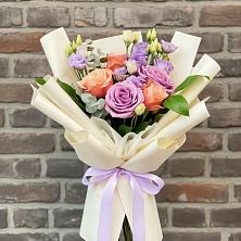 Букет цветов из:  Лизиантусы и Розы в Знаменке Тамбовской области