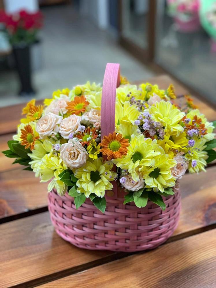 Цветочная композиция из Хризантемы и Розы в корзине в Знаменке Тамбовской области