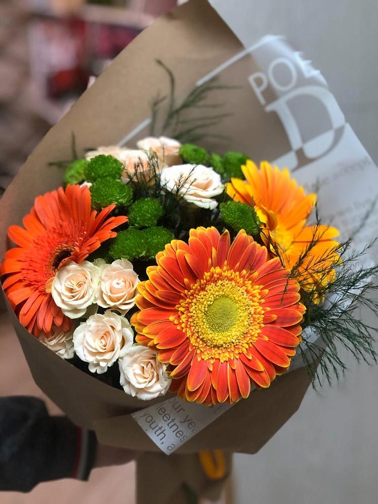 Букет желтый закат в Знаменке Тамбовской области Букет цветов из: Герберы, Хризантемы и Розы в Знаменке Тамбовской области