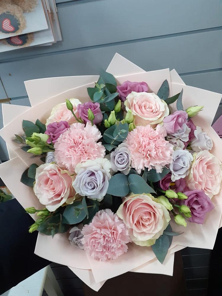 Букет обаятельный в Знаменке Тамбовской области Букет цветов из: Розы, Гвоздики и Лизиантусы в Знаменке Тамбовской области