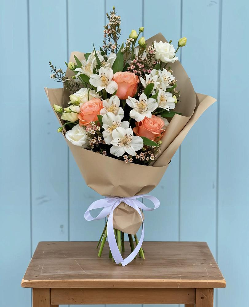 Букет яркий комплимент в Знаменке Тамбовской области Букет цветов из: Альстромерии, Лизиантусы, Розы и Хризантемы в Знаменке Тамбовской области