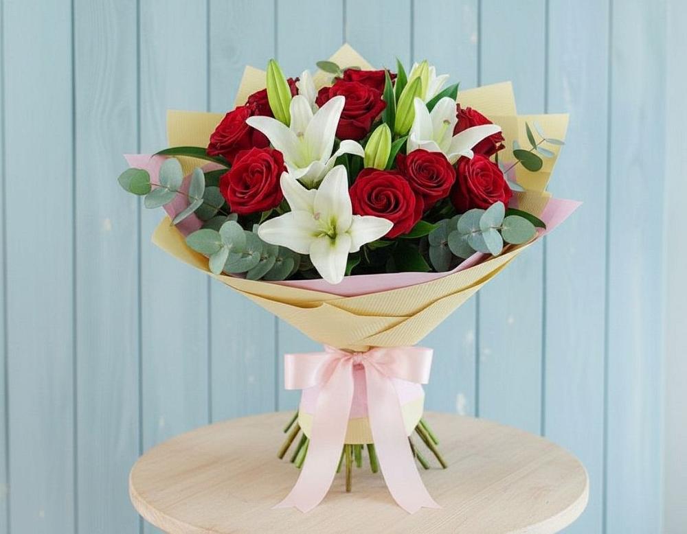 Букет Элегантная гармония в Знаменке Тамбовской области Букет цветов из: Лилии и Розы в Знаменке Тамбовской области